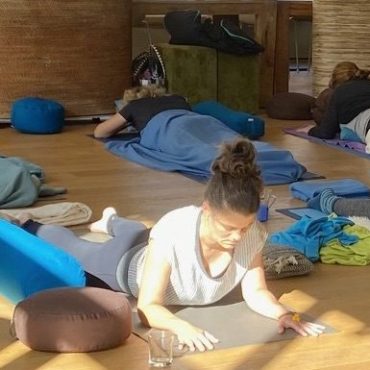 Seminar Yoga meets Klang - Übungen auf der Bodenmatte - Gesundheitsmanagement in Kooperation mit räume Karlsruhe