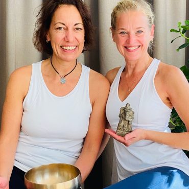 Seminar Yoga meets Klangschale - die Leiterinennen Gabrielle und Birgit